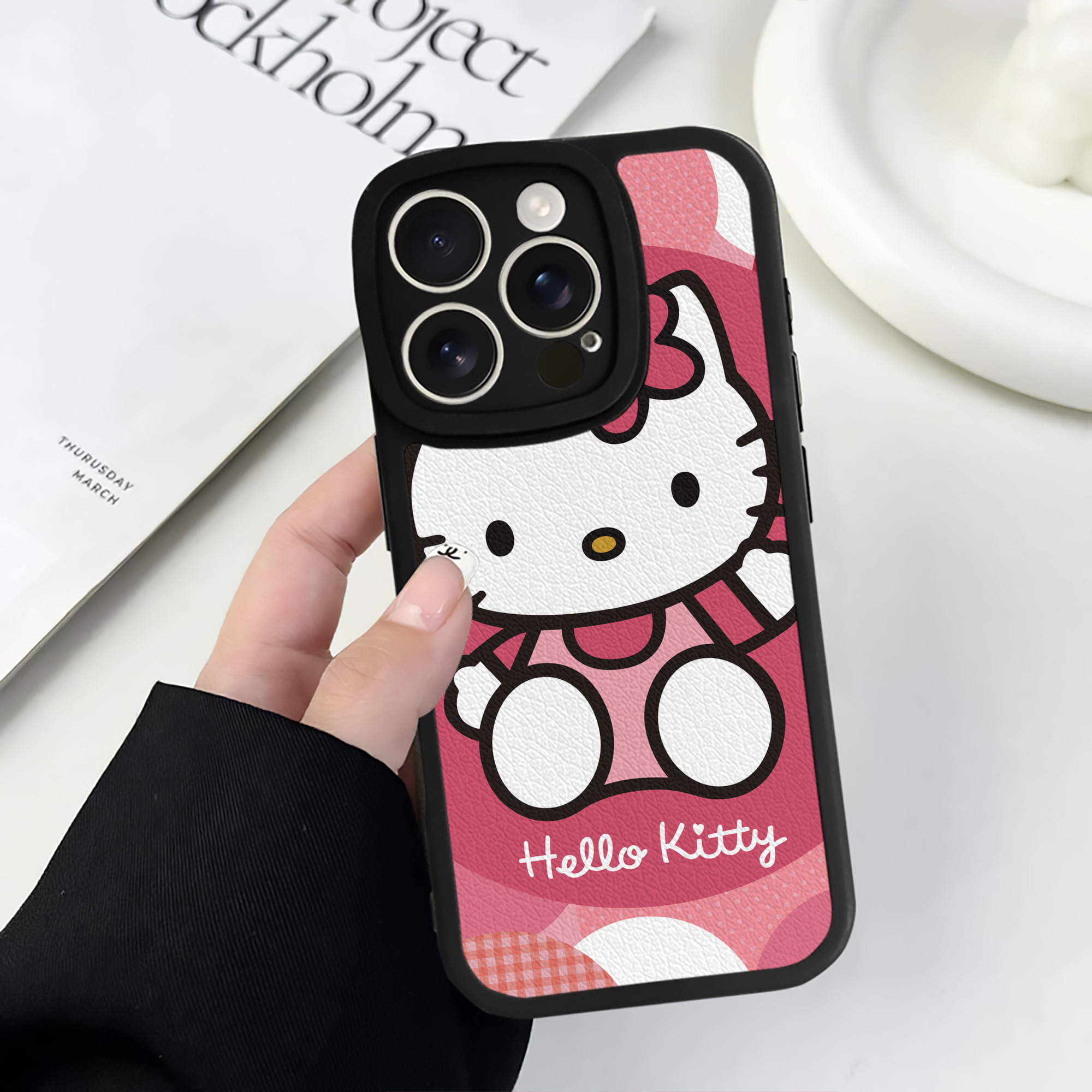 （画像用） Hello Kitty ハローキティ 【iPhone 16シリーズ対応】シリコンスマホケース（レザー調） 材質：シリコン